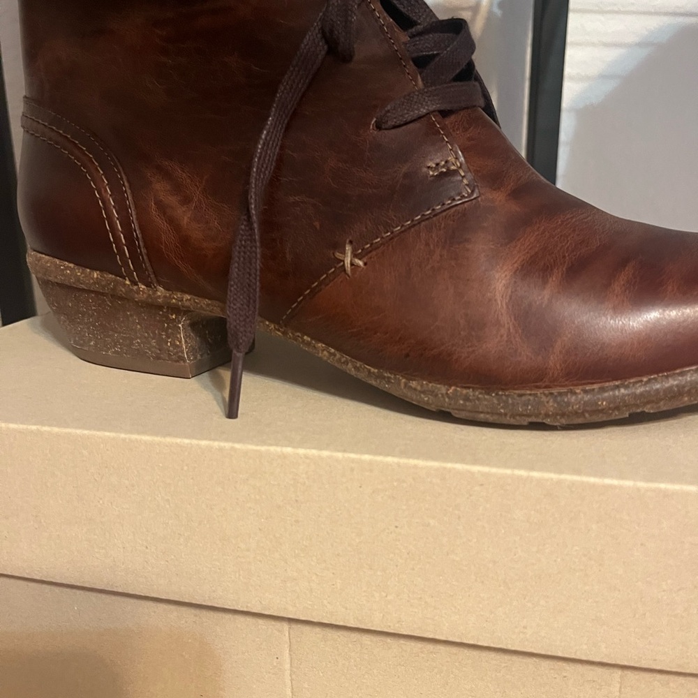 Clark’s New In Box Size 12 Boot - image 1